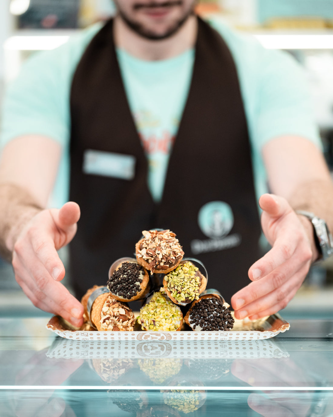 Kit cannoli siciliani Don Peppinu con scorze, ricotta di pecora in sac à poche, granella di pistacchio e cioccolato di Modica