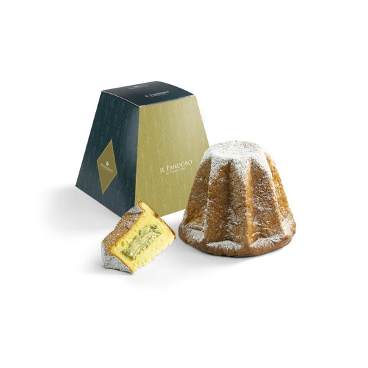 Pandoro classico con sac-a-poche al pistacchio